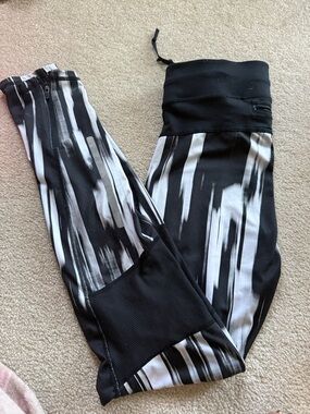 H&M Black & White Patterned Leggings